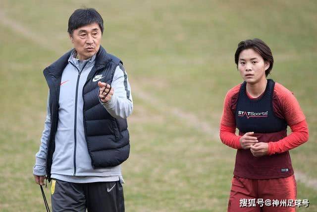 欧冠-拉菲尼亚戴帽莱万破门 巴萨4-1拜仁